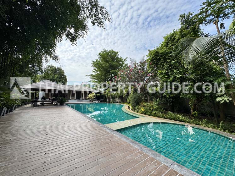 House with Shared Pool in New Petchburi 